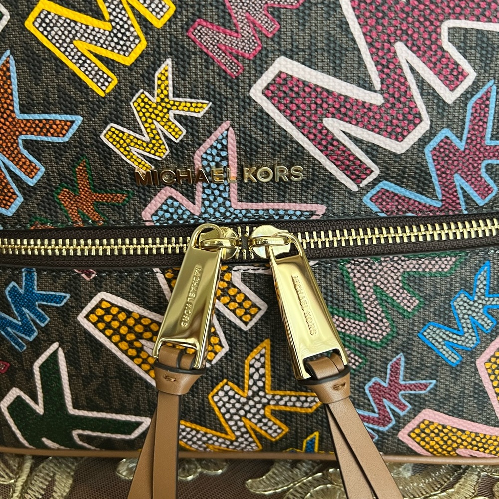 Michael Kors signature logo backpack - Picture 5 of 13